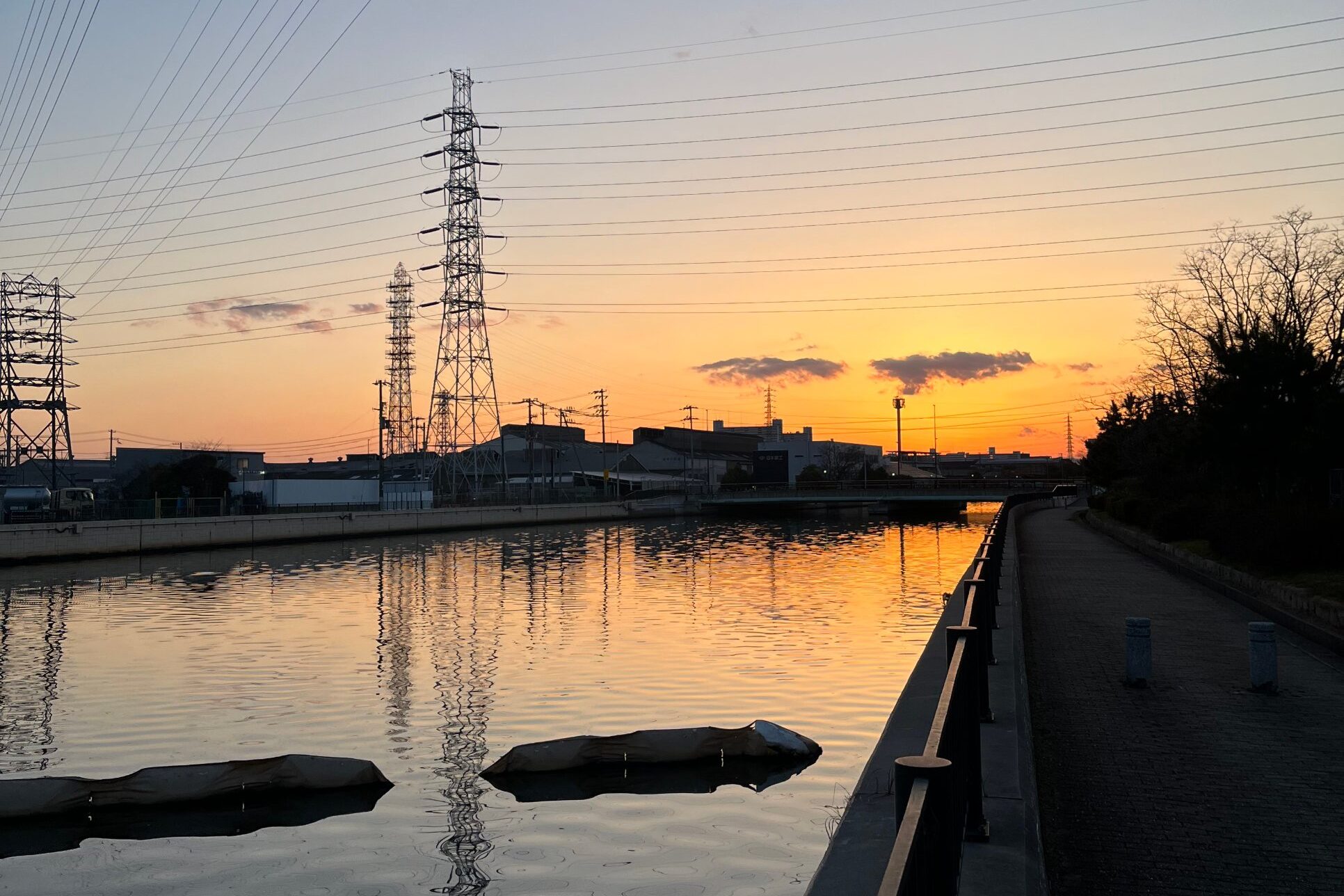 夕暮れの尼崎の運河